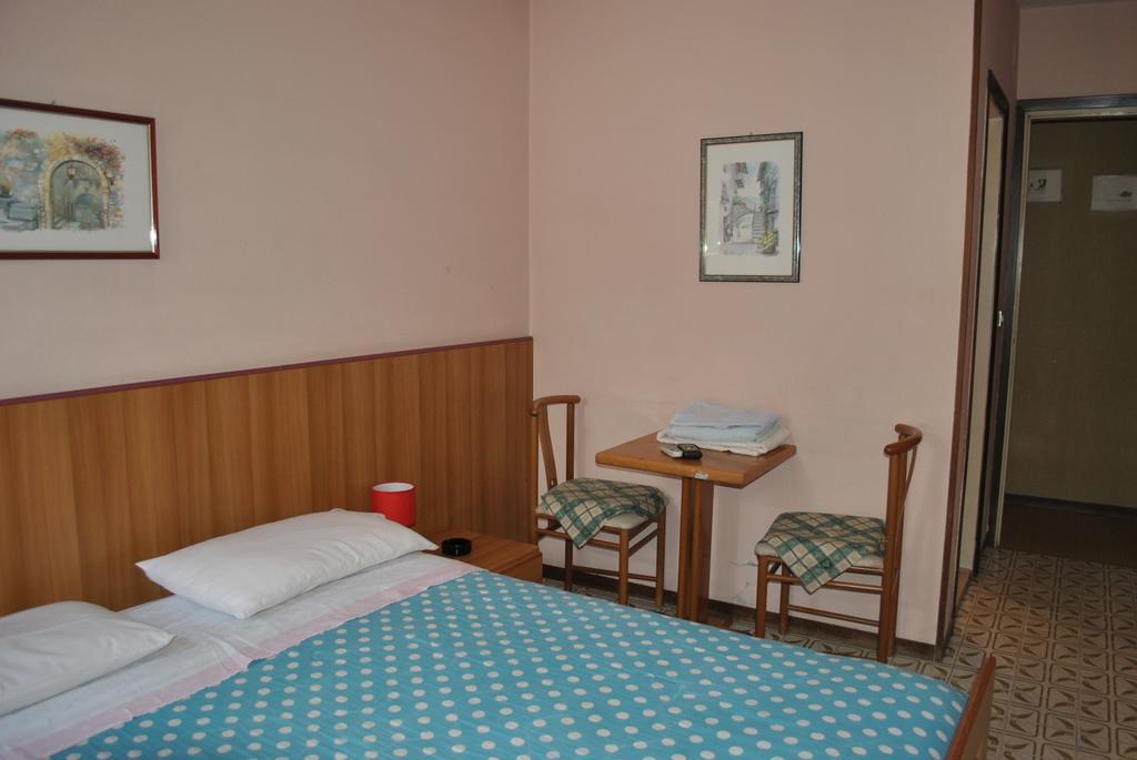 Albergo Alla Rocca 가르다 객실 사진